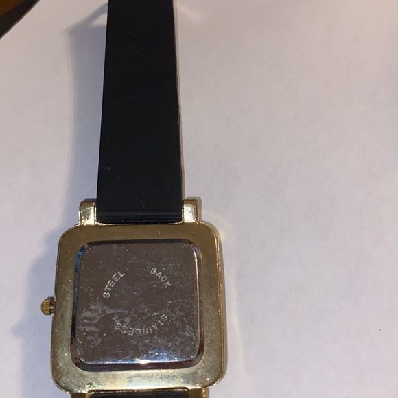 Nouveau Quartz Watch Silicon Band - Picture 6 of 7